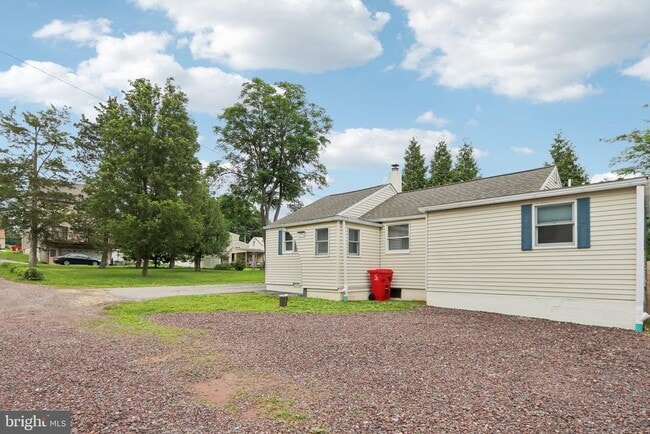 Building Photo - 2774 Woodland Ave