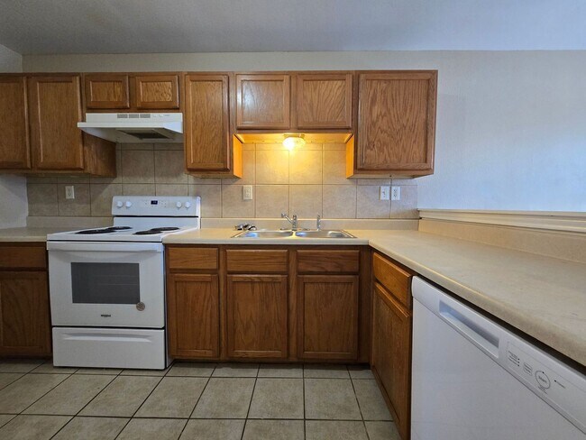 Building Photo - SECTION 8/HUD ACCEPTED - AVAILABLE NOW!