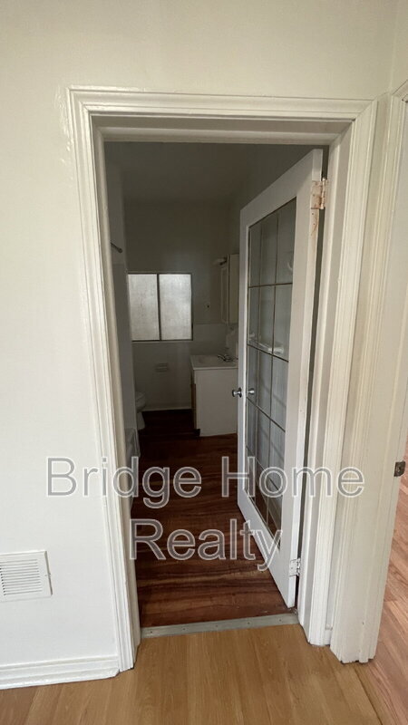 Building Photo - 319 N Balph Ave
