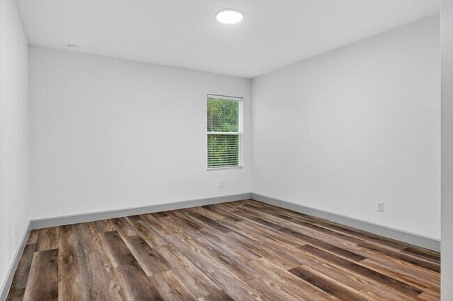 Building Photo - 2252 Fernwood St