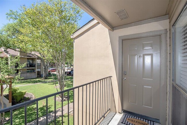 Building Photo - 3300 Pebblebrook Dr