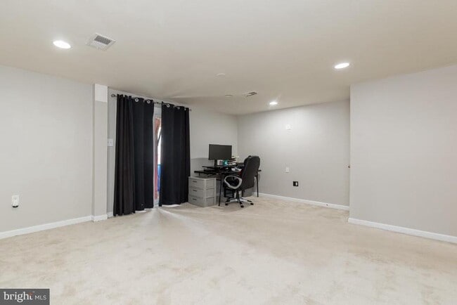 Building Photo - 11260 Westport Dr