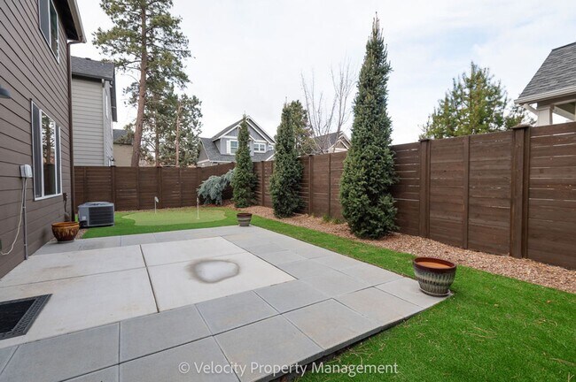 Building Photo - Beautiful 4 Bedroom Home in SE Bend with putting green!