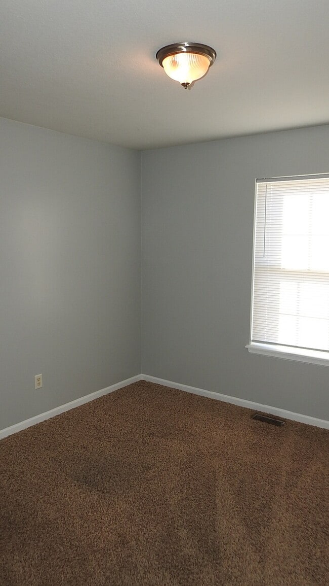 Building Photo - 3bed 2 full bath in Fort Osage Area