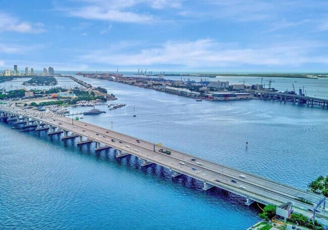 Building Photo - 555 NE 15th St