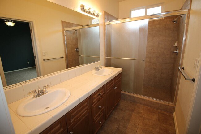 Building Photo - Cute Home in Fig Garden Gated Community.
