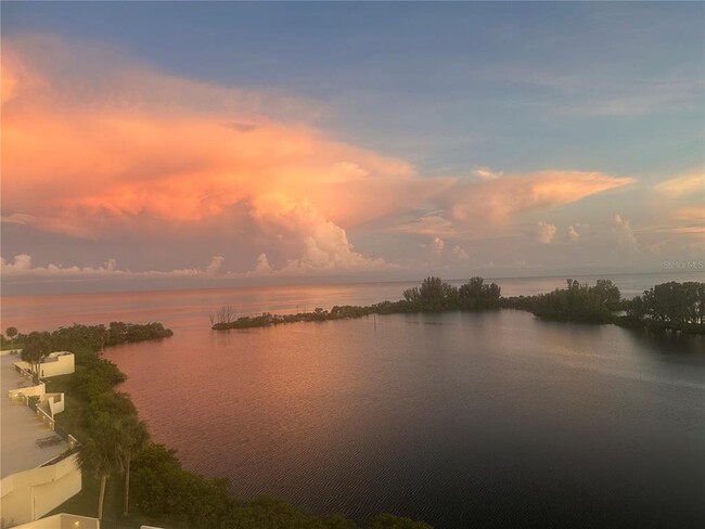 Building Photo - 6009 Sea Ranch Dr