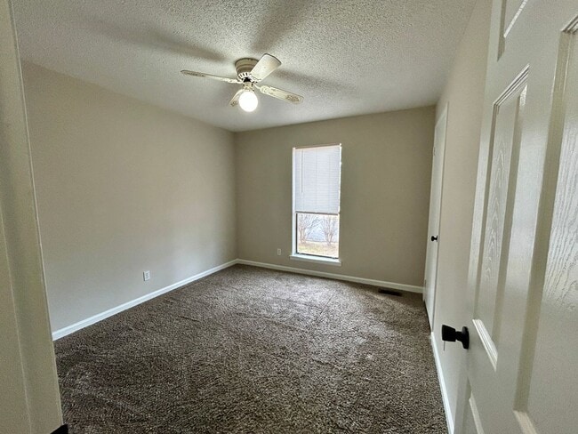 Building Photo - 1 Robin Ct