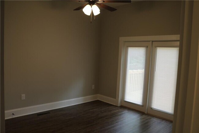 Building Photo - 613 Summit Ave