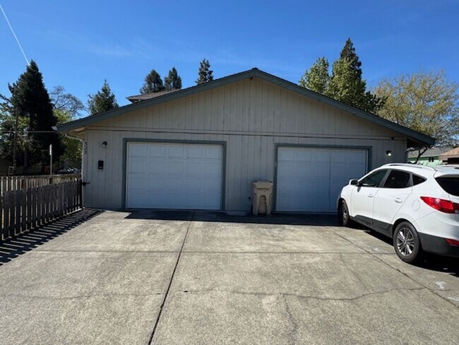 Building Photo - 323-325 SE K