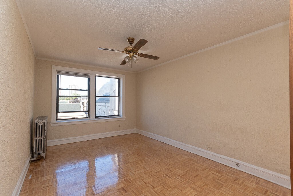 Building Photo - 717 W Belmont Ave