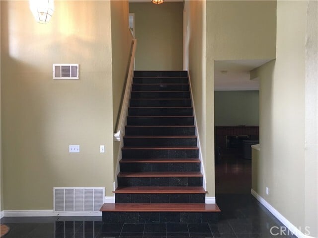 Building Photo - 1349 Crestmont Dr