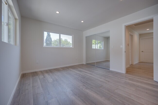 Building Photo - 2611 Hyperion Ave