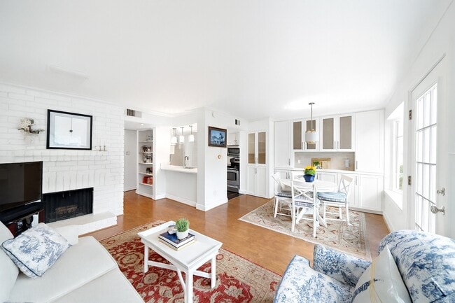 Building Photo - 8944 Chatsworth Dr