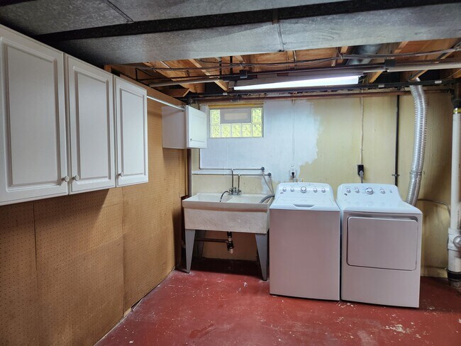 Building Photo - 720 Woodfield Dr