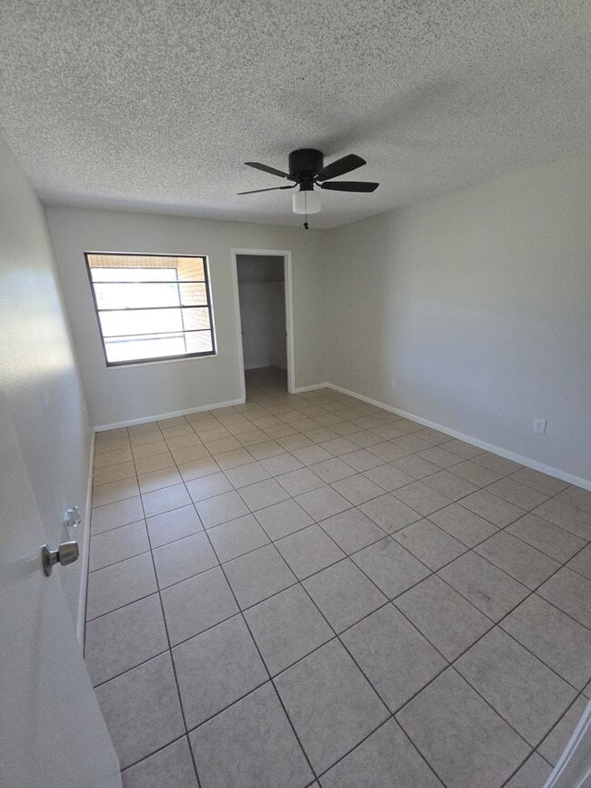 Building Photo - Updated 2 bed 1 bath end unit Condo