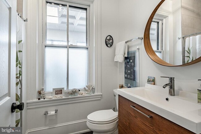 Building Photo - 305 S Walnut St