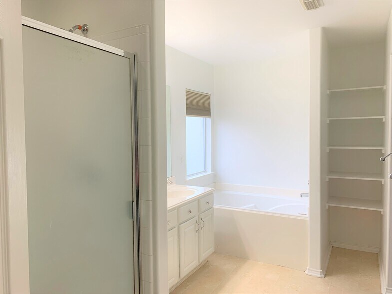 Master bath - 5218 Fairtide Dr