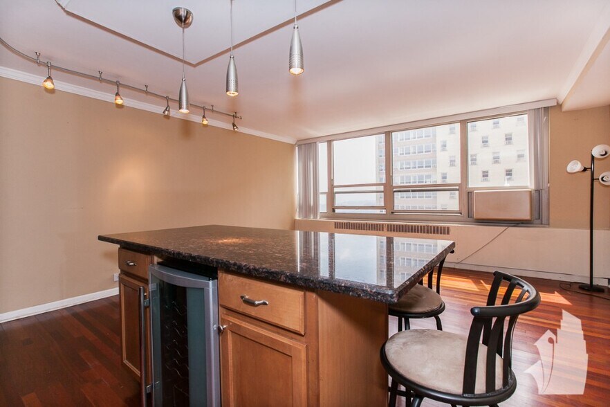 Building Photo - 3950 N Lake Shore Dr