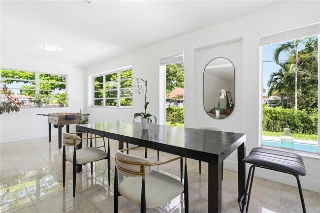 Building Photo - 10845 Peachtree Dr