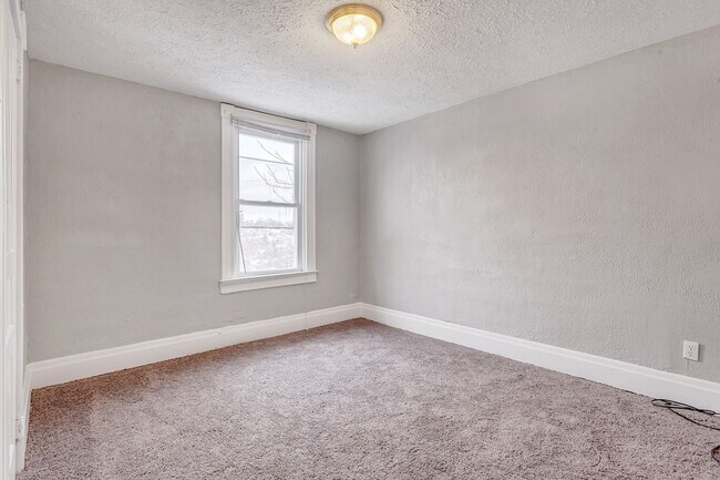 Building Photo - Newly Renovated 4 Bedroom Home in West Lib...