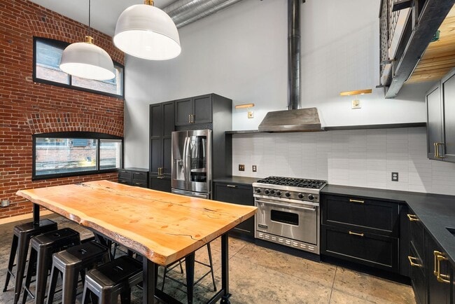 Building Photo - Gorgeous Fully Furnished Condo in Downtown...