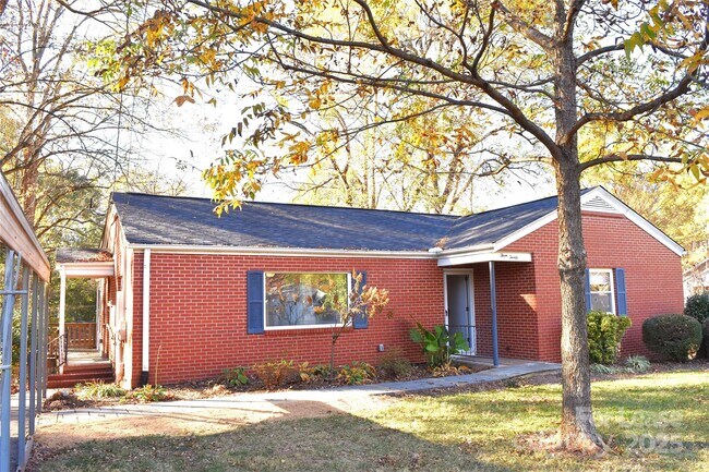 Building Photo - 320 W Stewart Ave