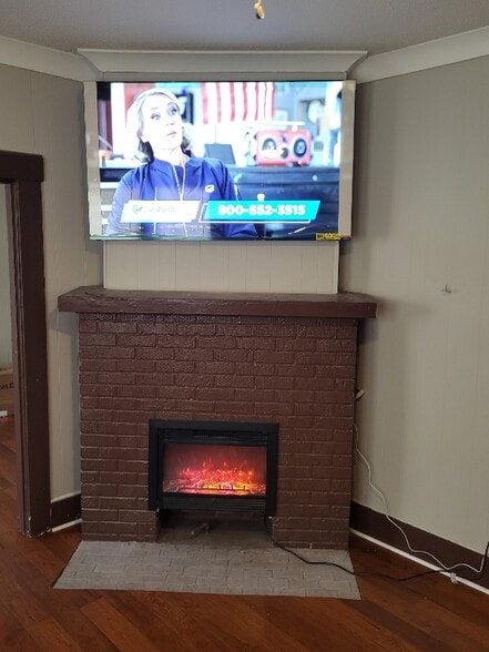 Building Photo - 2117 S Maple St