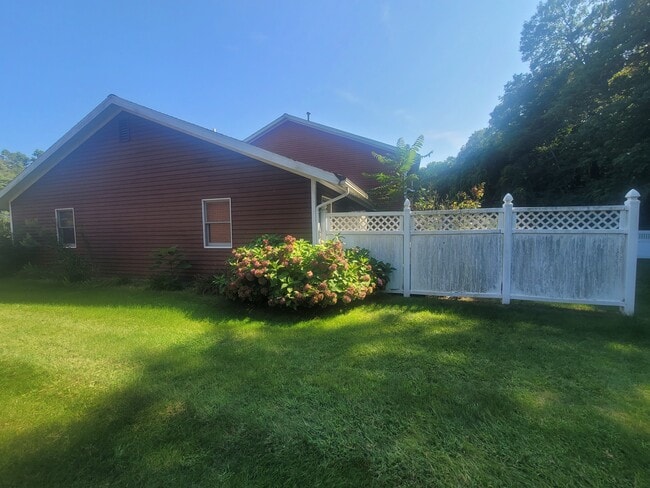 Building Photo - 106 Quail Dr