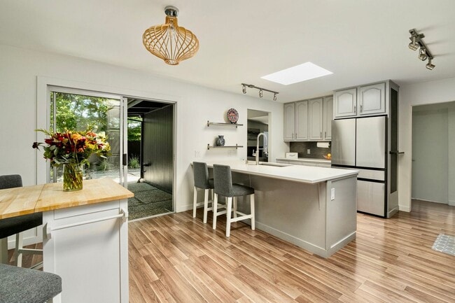 Building Photo - Mid-century Modern Home w/In-law