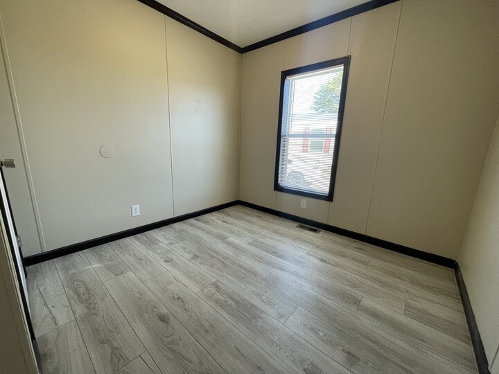 Building Photo - 15861 Marentette Dr