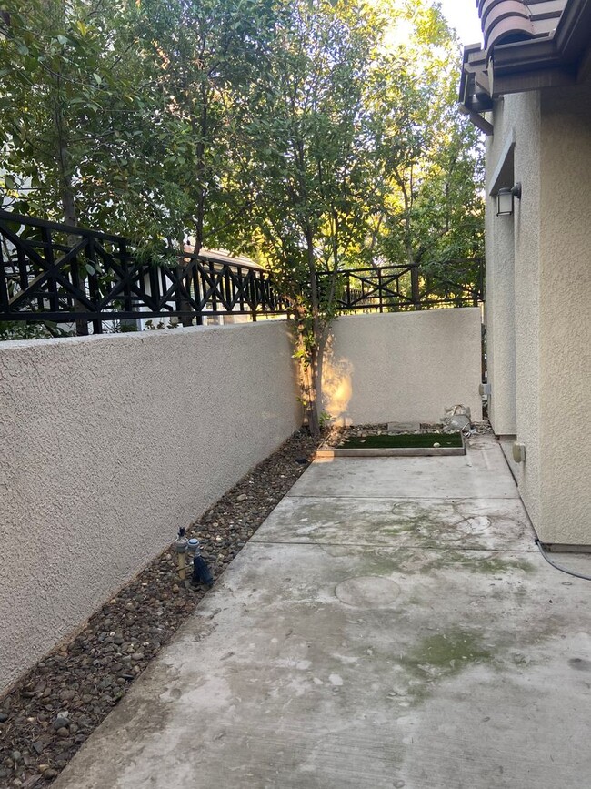 Building Photo - Folsom Parkway - 2 Bdrm, 2.5 bath located ...