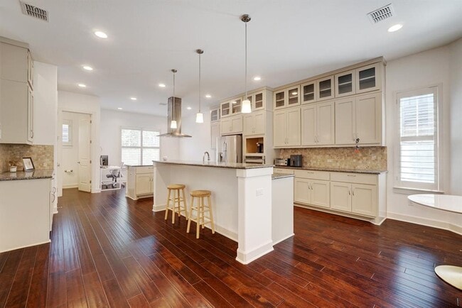 Building Photo - 6533 E Hill Dr