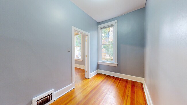 Building Photo - 702 W Schubert Ave