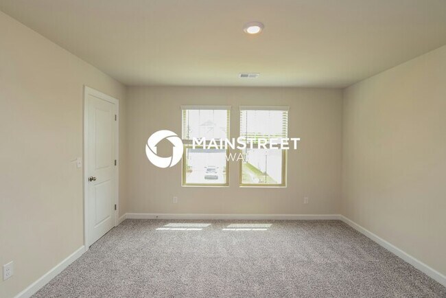 Building Photo - 4 Bedroom Pet-Friendly Home in Charlotte, NC with Main Street Renewal
