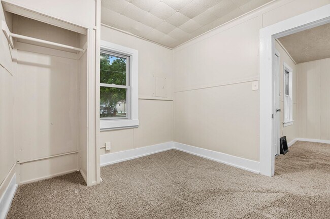 Building Photo - 3 Bedroom 1 Bath 2 Stall Detached Garage
