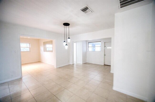 Building Photo - 2317 Harris St