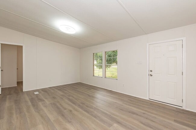 Building Photo - Well Maintained Three Bedroom Home!