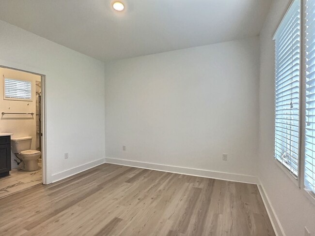 Building Photo - 3 Bed, 2 Bath Flat for Rent in Highly Desirable Hampstead!!!