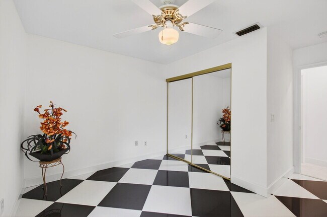Building Photo - 6105 Via Laguna Ln