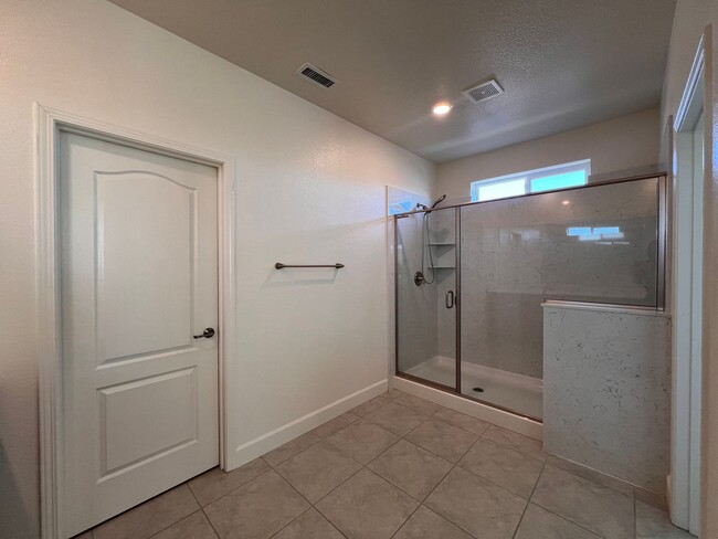 Building Photo - **MOVE-IN SPECIAL $500 OFF 1st Month** Lar...