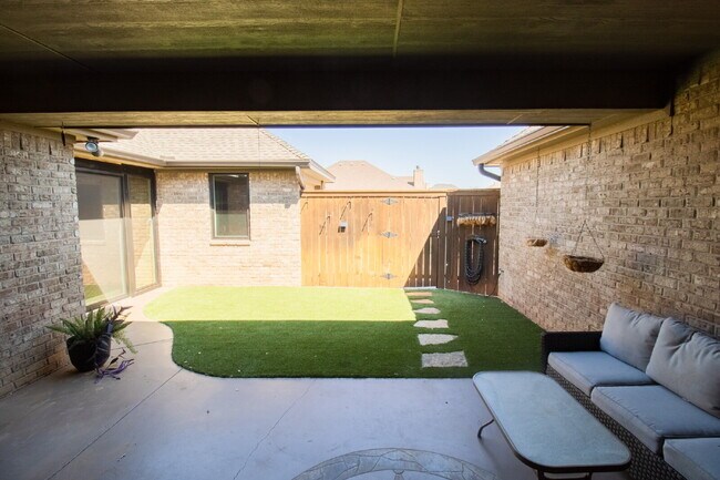 Building Photo - Luxury Living in Preston Manor