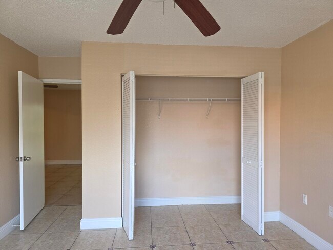 Building Photo - 1542 Lake Crystal Dr