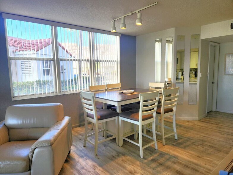 Building Photo - 5901 Bahia Del Mar Cir N