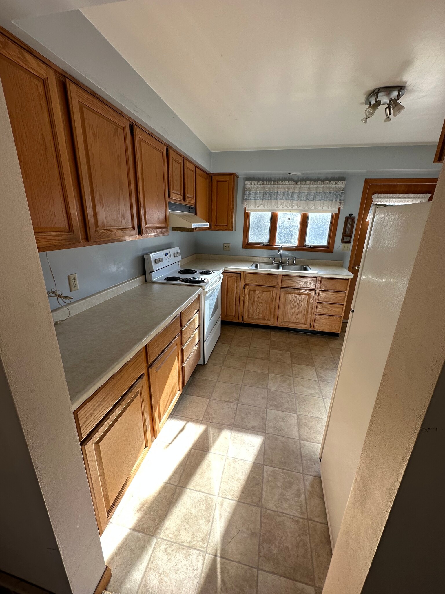 Building Photo - 906 S Christine St