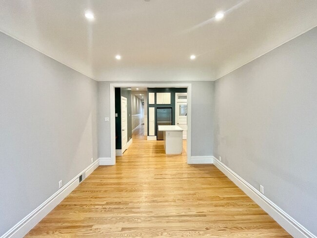 Building Photo - Mission Dolores Park Modern 2BR/1BA Deligh...
