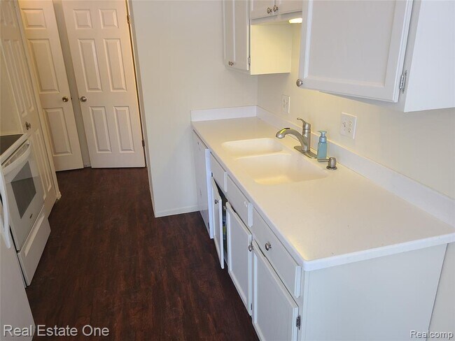 Building Photo - 38872 Country Cir