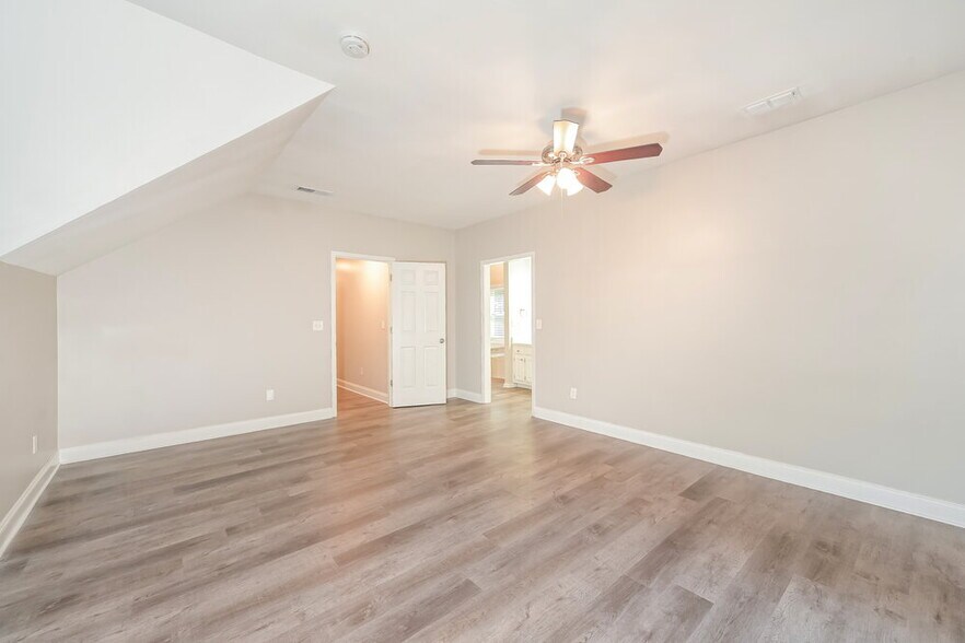 Building Photo - 2570 Broadmoor Ct