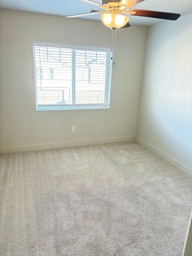 Building Photo - BEAUTIFUL TOWNHOME!