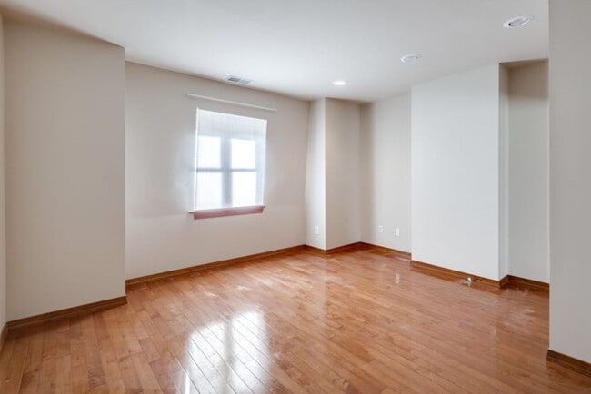 Building Photo - Spacious Three Bedroom Graduate Hospital Home w/ Roof Deck!